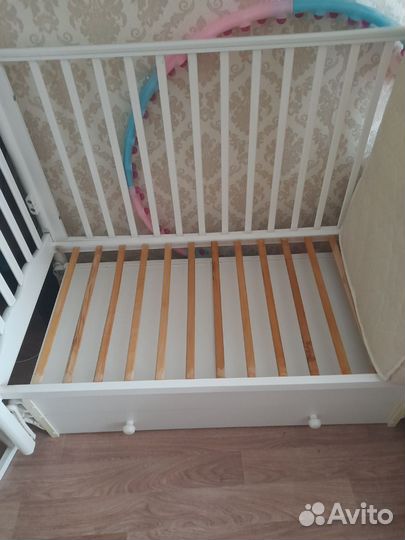 Детская кроватка с маятником и ящиком