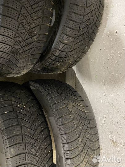 Pirelli Ice Zero FR 215/60 R17