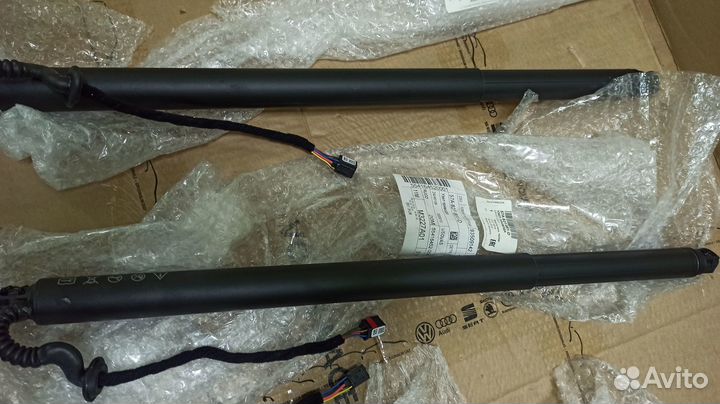 Амортизатор двери багажника Skoda Karoq