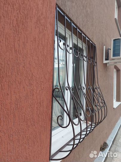 Решетки на окна с элементами ковки