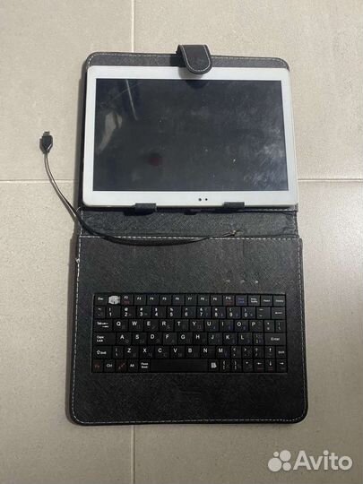 Планшет с клавиатурой в чехле