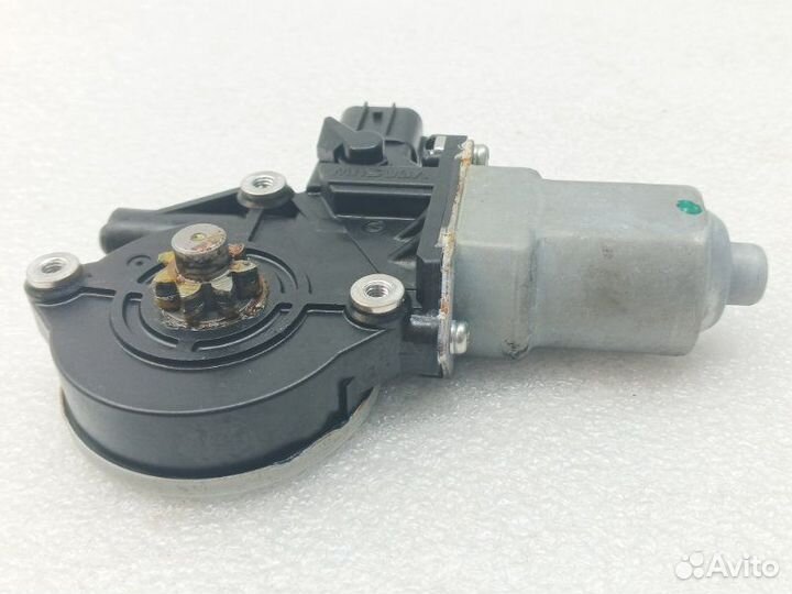 Моторчик стеклоподъемника передний левый