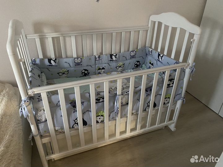 Детская кроватка с маятником и ящиком