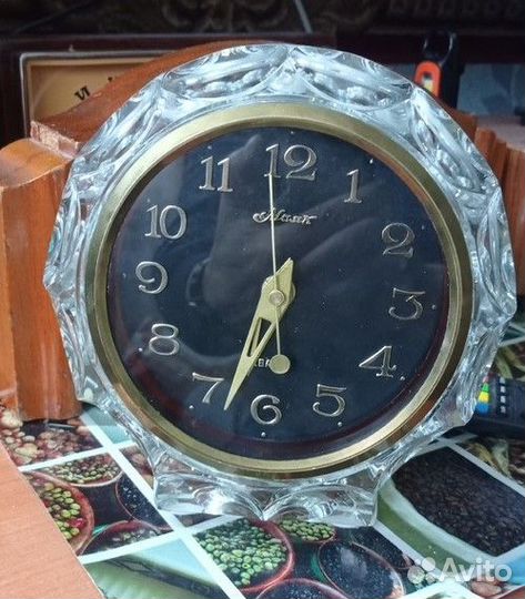 Часы в хрустальном корпусе
