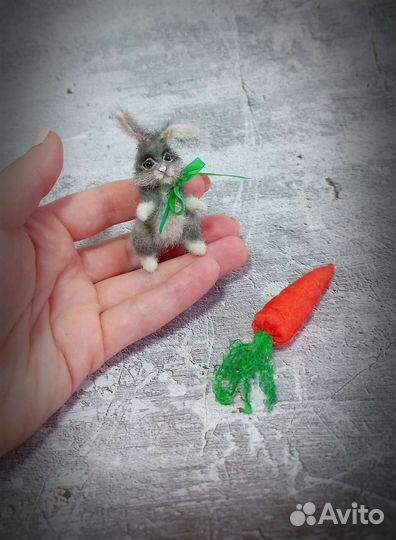 Вязанный миниатюрный заяц