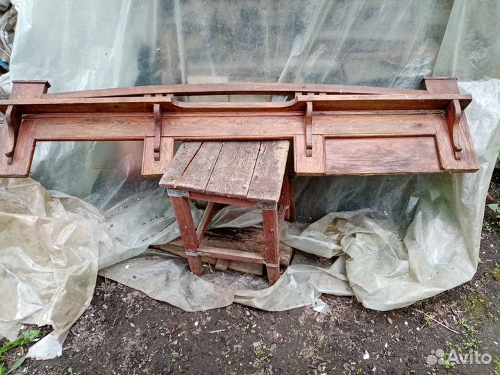 Фрагмент спинки старого дивана