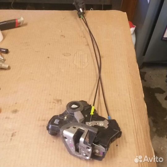 Замок двери передний левый тойота авенсис 2