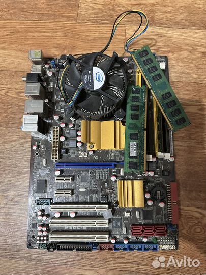 Материнская плата с процессором и памятью