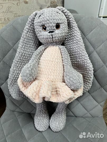 Вязанная игрушка зайка