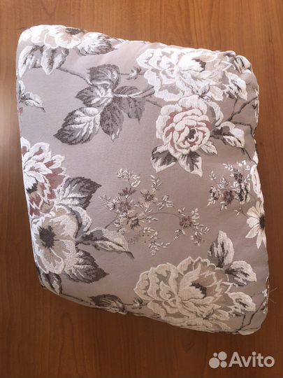 Подушки большая и малая на спинки дивана