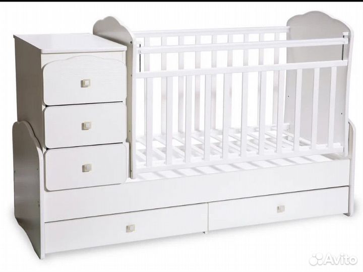 Кроватка детская с маятником