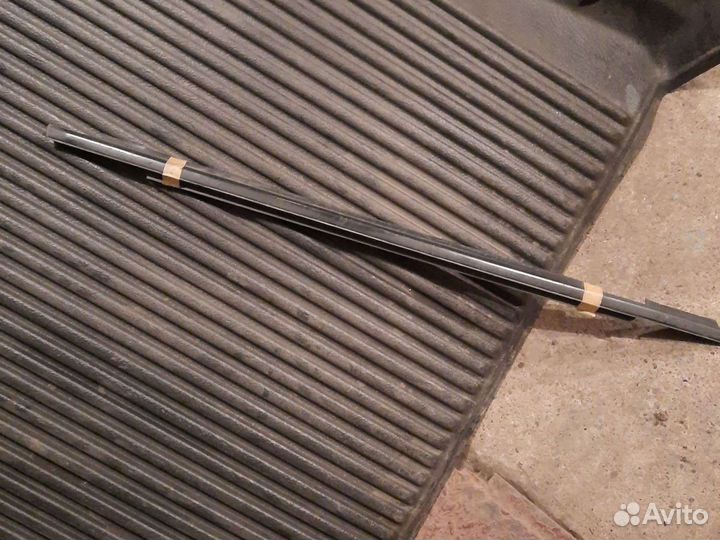 Бархотка передней прав.двери Mitsubishi Colt Z25A