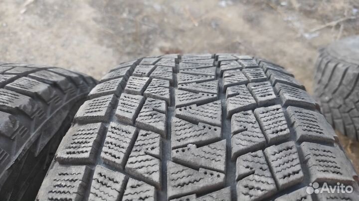 Резина зимняя 235/70 r16