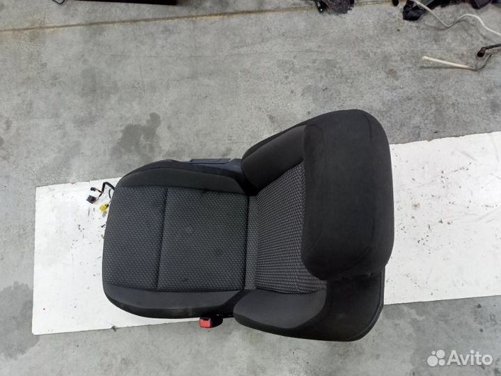 Сиденье переднее правое Volkswagen Passat B8 2016