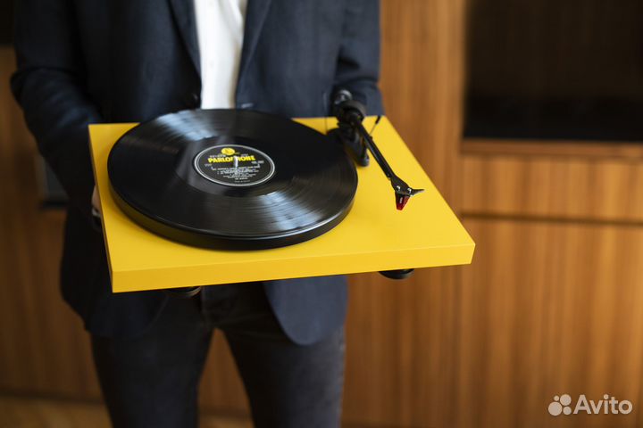 Виниловый проигрыватель Pro-ject Debut Carbon EVO