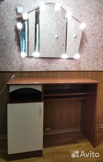 Трюмо с зеркалом