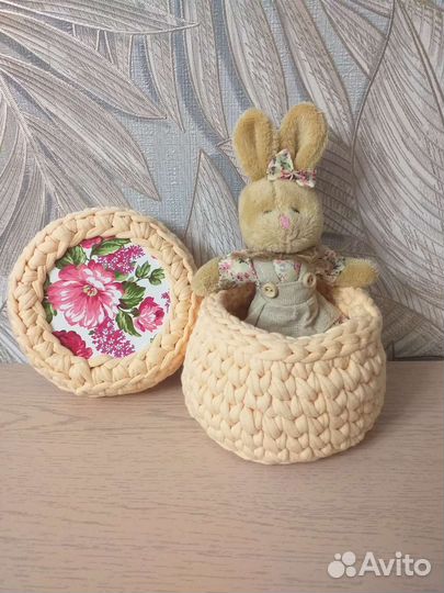 Вязаная шкатулка с зайкой, ручной работы