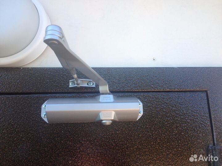 Установка и регулировка дверных доводчиков