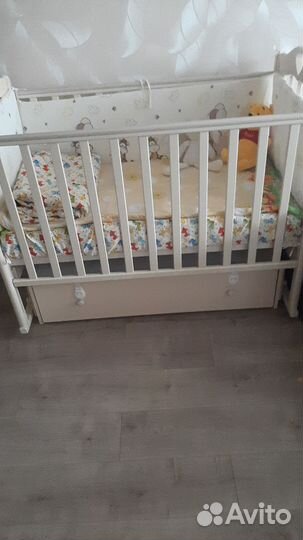 Детская кроватка с маятником и ящиком