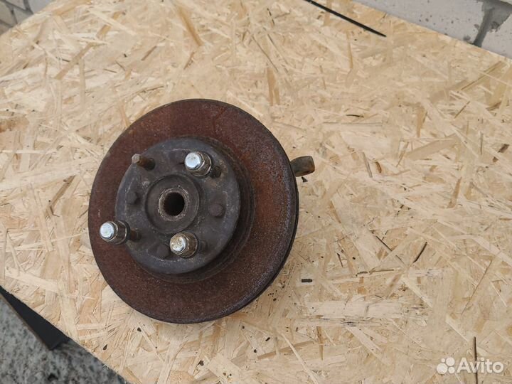 Поворотный кулак передний Hyundai Lantra J2 95-99