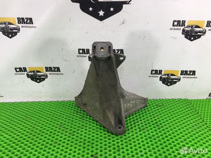 Кронштейн двигателя правый R