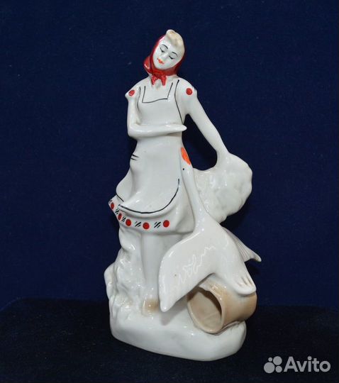 Фарфоровая статуэтка - Птичница, Сысерть