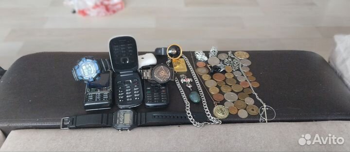 Много электроники и монет