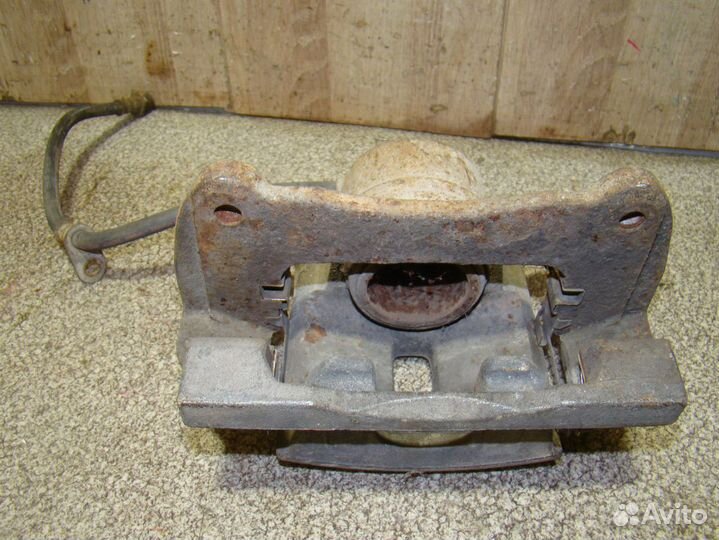 Суппорт передний левый Lexus RX 300/330/350/400h