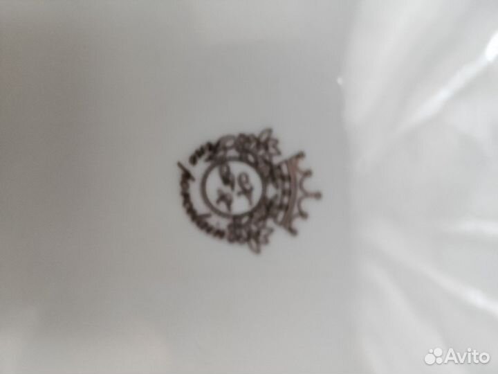 Чашка с блюдцем, тарелкой и чайной ложкой