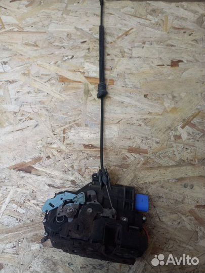 Замок двери задний левый Skoda Octavia A5 BUD 2011