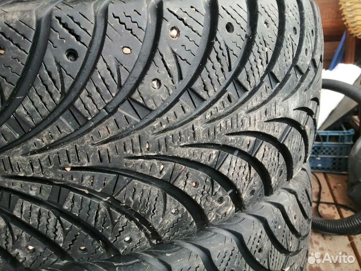 Goodyear UltraGrip Extreme 215/65 R16 98H