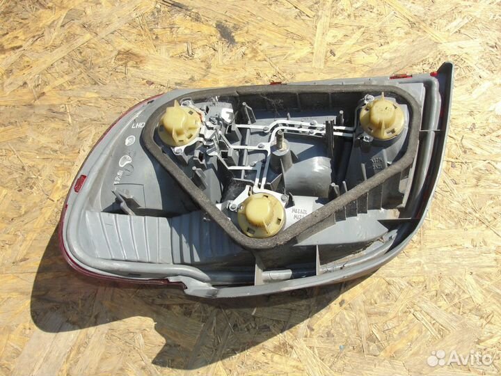 Фонарь задний левый Toyota Yaris