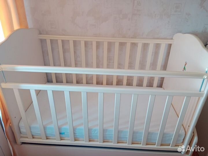 Детская кроватка с маятником и ящиком