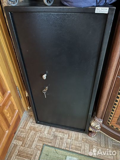 Сейф металлический с хорошими замками