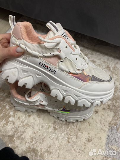 Кроссовки женские