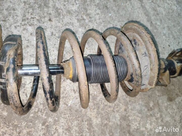 Стойка амортизатора передняя левая Volvo S80 седан