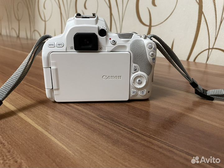 Зеркальная камера Canon EOS 200D, белая