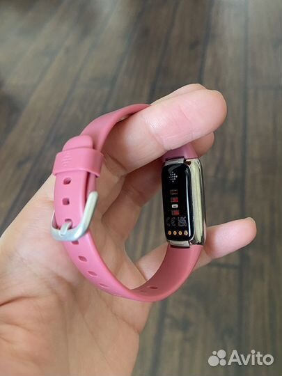 Fitbit Luxe розовый фитнес-браслет трекер