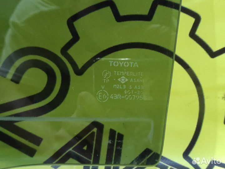 Стекло заднее левое Toyota Ist NCP60 2NZ-FE