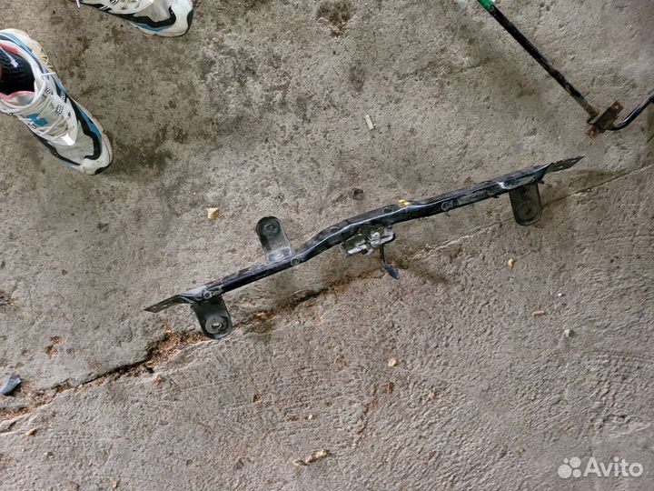 Планка верхняя замок капота на додж калибр