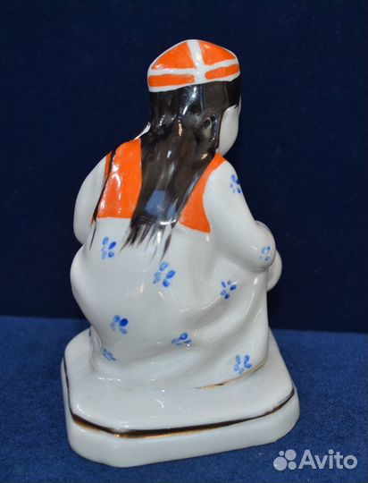 Редкая фарфоровая статуэтка- узбечка С чайником. Т