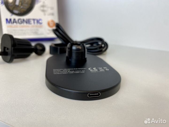 Автомобильный держатель с беспроводной зарядкой