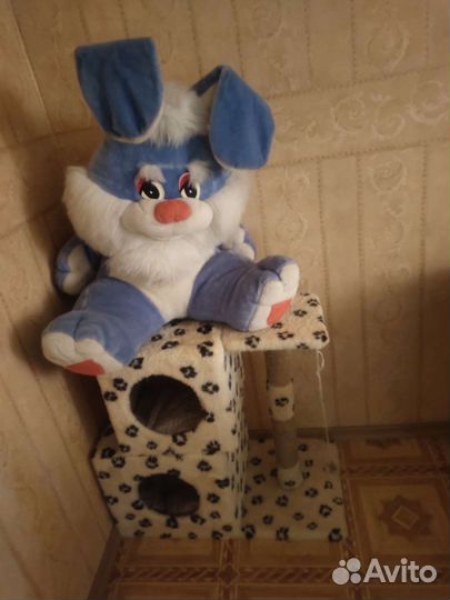 Кошачий домик с когтеточкой