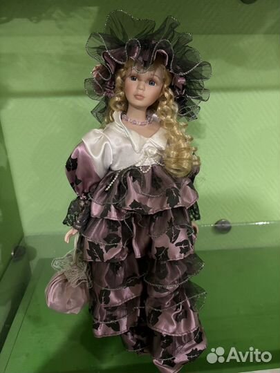 Кукла фарфоровая