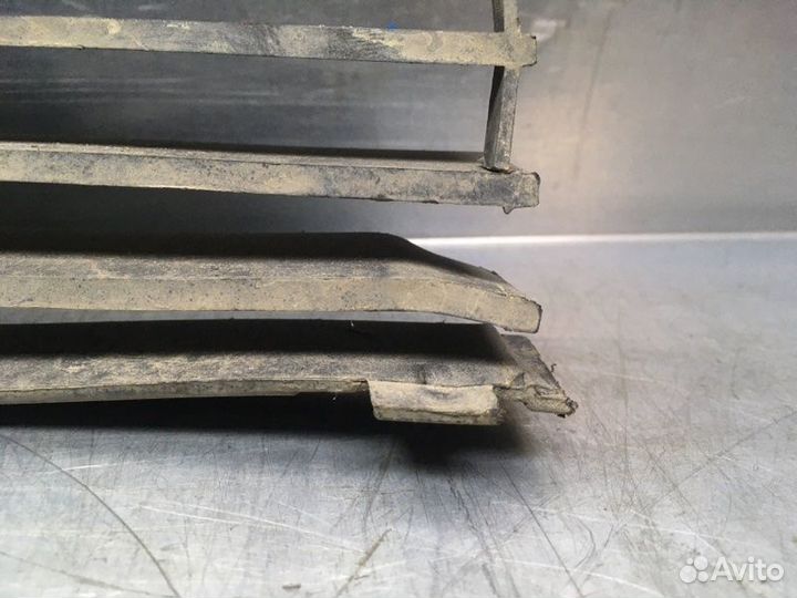 Решетка в бампер левая Volkswagen Passat B5 1996-2