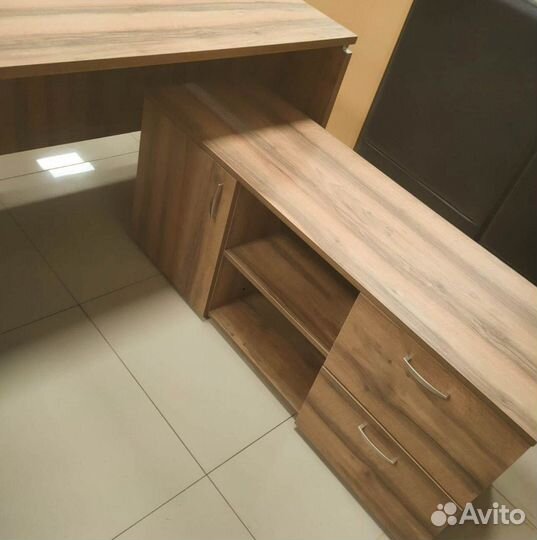 Шкафы и столы в офис