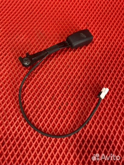 Ответная часть ремня безопасности передняя левая