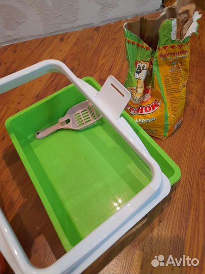 Лоток для кошек или собак и наполнитель