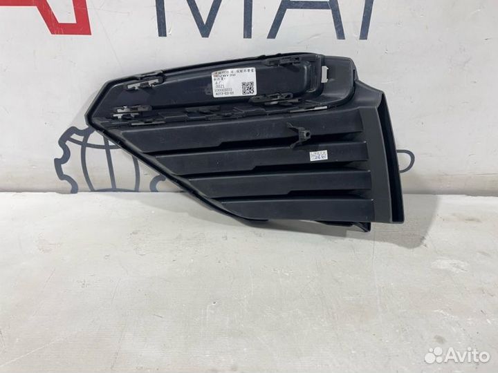 Решетка противотуманной фары передняя правая Geely