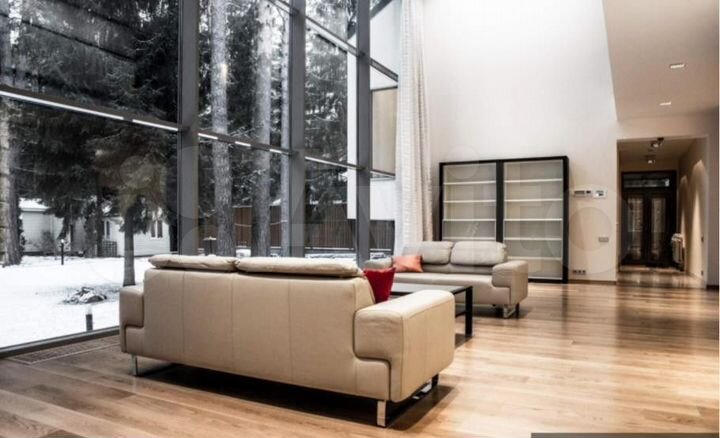 Коттедж 680 м² на участке 12 сот.